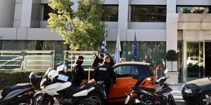 Αστυνομικοί έξω από ξενοδοχείο