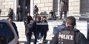 Ο αστυνομικός της Βουλής αποχωρεί από το γραφείο του εισαγγελέα στη Τρίπολη