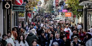 Κόσμος στην Ερμού