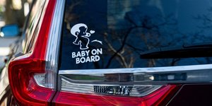 Αυτοκόλλητο στο αυτοκίνητο 