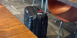 Μια μαύρη βαλίτσα στο αεροδρόμιο 