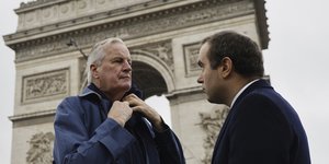 Μισέλ Μπαρνιέ κατω απο πυλη