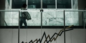 Ανθρωπος περπατάει σε διάδρομο του χρηματιστηρίου Αθηνών