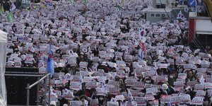 Χιλιάδες διαδηλωτές έξω από το κοινοβούλιο της Νότιας Κορέας