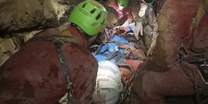 Διάσωση σπηλαιολόγου μέσα σε σπήλαιο στην Ιταλία