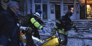 διασωστες τραυματιας 