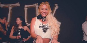 Η DJ Mikaela που συνελήφθη στο «ναρκοπάρτι» στα Καλύβια