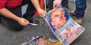 Διαδηλωτές στον Παναμά σκίζουν και καίνε φωτογραφία του Ντόναλντ Τραμπ 