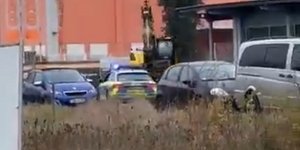 Αστυνομικοί στη Γερμανία σταματούν άνδρα πάνω σε εκσκαφέα