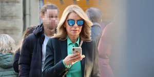 Η Έλλη Στάη έκανε μια chic επιλογή με κυπαρισσί κοστούμι αλλά όλοι κοίταζαν τα sneakers της 