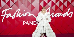 Η Έλι Γκούλντινγκ αναδείχθηκε η πιο cool καλεσμένη στα Βρετανικά Fashion Awards με φόρεμα που θυμίζει πάπλωμα