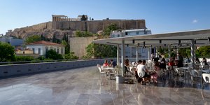 Στη βεράντα του εστιατορίου στο μουσείο Ακρόπολης