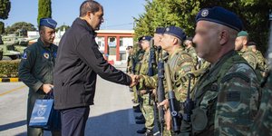 Ο υφ. Αμυνας Ιω. Κεφαλογιάννης με εθνοφύλακες 