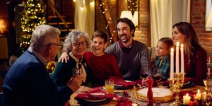 Οικογένεια σε γιορτινό τραπέζι