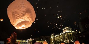 Χάρτινα βιοδιασπώμενα φαναρακια στον ουρανο της Αθήνας