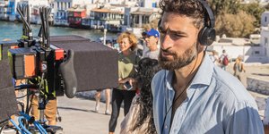 Ο ελληνοαμερικανός σκηνοθέτης Christopher André Marks στη Μύκονο κατά την διάρκεια των γυρισμάτων της τελευταίας του ταινίας / Studio Galazio