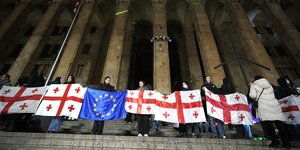 Γεωργία: Δύο ηγέτες της αντιπολίτευσης προφυλακίστηκαν εν μέσω καταστολής των διαδηλώσεων υπέρ της ΕΕ