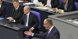 Ο απερχόμενος καγκελάριος Σολτς ακούει τον διαφαινόμενο διαδοχό του Μερτς να μιλά στην Γερμανική Βουλή