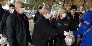 Συγγενείς και φίλοι του Γιώργου Λυγγερίδη μοιράζουν γεύματα αγάπης