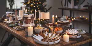 Χριστουγεννιάτικο τραπέζι με γλυκά 