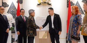 Το μαρμάρινο γλυπτό «Μηχανισμός των Αντικυθήρων» στον εκθεσιακό χώρο του κοινοβουλίου της Ινδονησίας