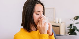 Γυναίκα σκουπίζει τη μύτη της