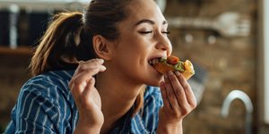 Οι 5 τροφές που βοηθούν τις γυναίκες μετά τα 40 να διατηρήσουν το βάρος τους