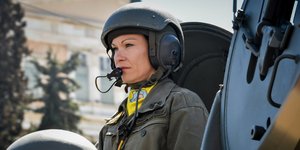 Γυκαίκα στρατιωτικός πάνω σε άρμα