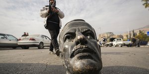 Σπασμένη προτομή του Χαφέζ αλ Άσαντ, πατέρα του Μπασάρ αλ Άσαντ