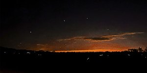 Drones στον νυχτερινό ουρανό στο Νιού Τζέρσεϊ των ΗΠΑ