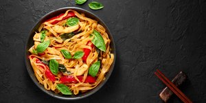 Κοτόπουλο κοκκινιστό με χυλοπίτες -Μια παραδοσιακή συνταγή για άρωμα και γεύση στο τραπέζι