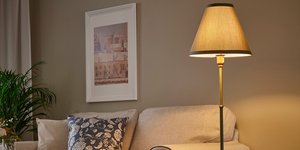 Το επιδαπέδιο φωτιστικό από τα ΙΚΕΑ που θα δώσει retro vibes στο σαλόνι σας