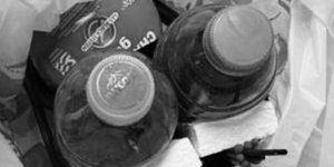 Το ύποπτο περιεχόμενο της σακούλας έξω από τον ΕΦΚΑ Κυψέλης