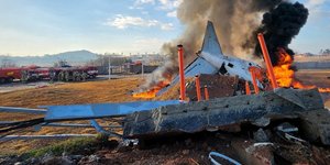 Συνετρίβη κατά την πσοργείωση αερσκάφος στη Νότια Κορέα