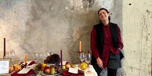 γυναίκα γιορτινό τραπέζι florist χριστούγεννα στολισμός