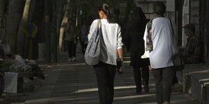 Ιρανές χωρίς μαντήλα σε δρόμο της Τεχεράνης