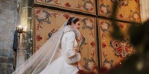 Η χειμωνιάτικη νύφη με το royal νυφικό εμπνευσμένο από τον Balenciaga που κλέβει τις εντυπώσεις