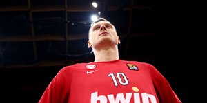 Ο Γιάνις Τίμα όταν αγωνίστηκε στην Ελλάδα με τη φανέλα του Ολυμπιακού