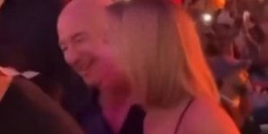 Ο Τζεφ Μπέζος κρατά από τη μέση φίλη της Λόρεν Σάντσεζ 