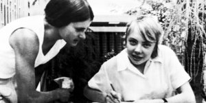 Η Juliane Koepcke, δεξιά, γράφει ένα σημείωμα σε φίλους μετά την επιστροφή της στη Λίμα του Περού, στις 19 Μαρτίου 1972, μετά την ανάρρωσή της