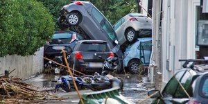 Κατεστραμένα αυτοκίνητα από την κακοκαιρία Bora στη Ρόδο/Eurokinissi