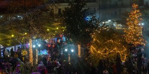 Φωταγωγήθηκε το χριστουγεννιάτικο δέντρο της Καλαμπάκας