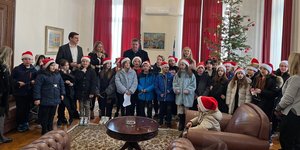 Θεσσαλονίκη: Έψαλαν τα κάλαντα στους συντονιστές του πρωθυπουργικού γραφείου Μακεδονίας