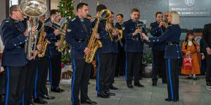 Χριστουγεννιάτικα κάλαντα στο υπουργείο Προστασίας του Πολίτη και στη Γενική Αστυνομική Διεύθυνση Αττικής