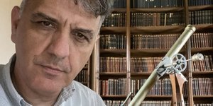 Ο Βασίλης Καραστάθης σε βιβλιοθηκη