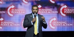 O Κας Πατέλ μιλάει σε συνέδριο