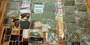 Κατασχεθέντα ναρκωτικά και κινητά