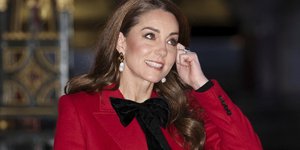 Η Κέιτ Μίντλετον με κόκκινο παλτό