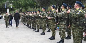 Ο Γιάννης Κεφαλογιάννης μπροστά από μονάδα του κυπριακού στρατού