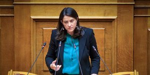 H Νίκη Κεραμέως στη Βουλή για τον κατώτατο μισθό